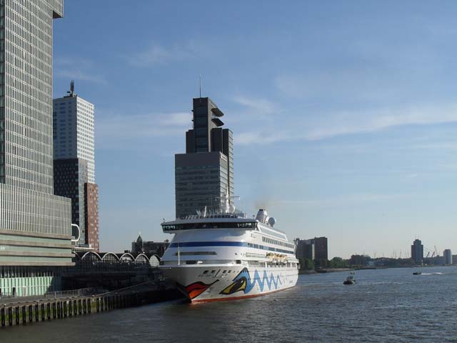 Cruiseschip ms AIDAaura aan de Cruise Terminal Rotterdam